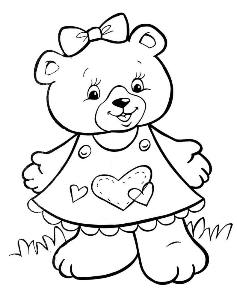 Niña oso con un hermoso vestido con corazones.