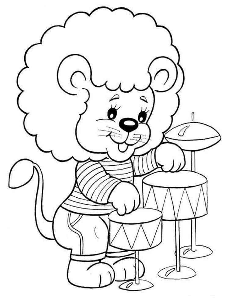 León tocando la batería