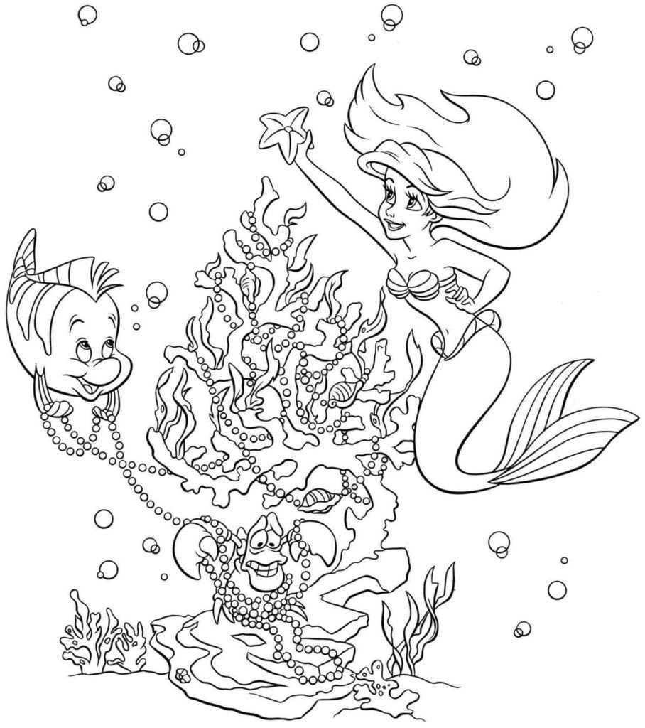 Ariel, Flounder y Sebastian decoran las algas