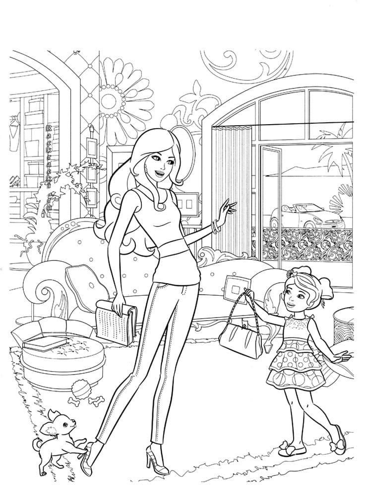 Barbie está ensayando un nuevo papel para la película en casa. Y la pequeña Chelsea pide caminar con ella.