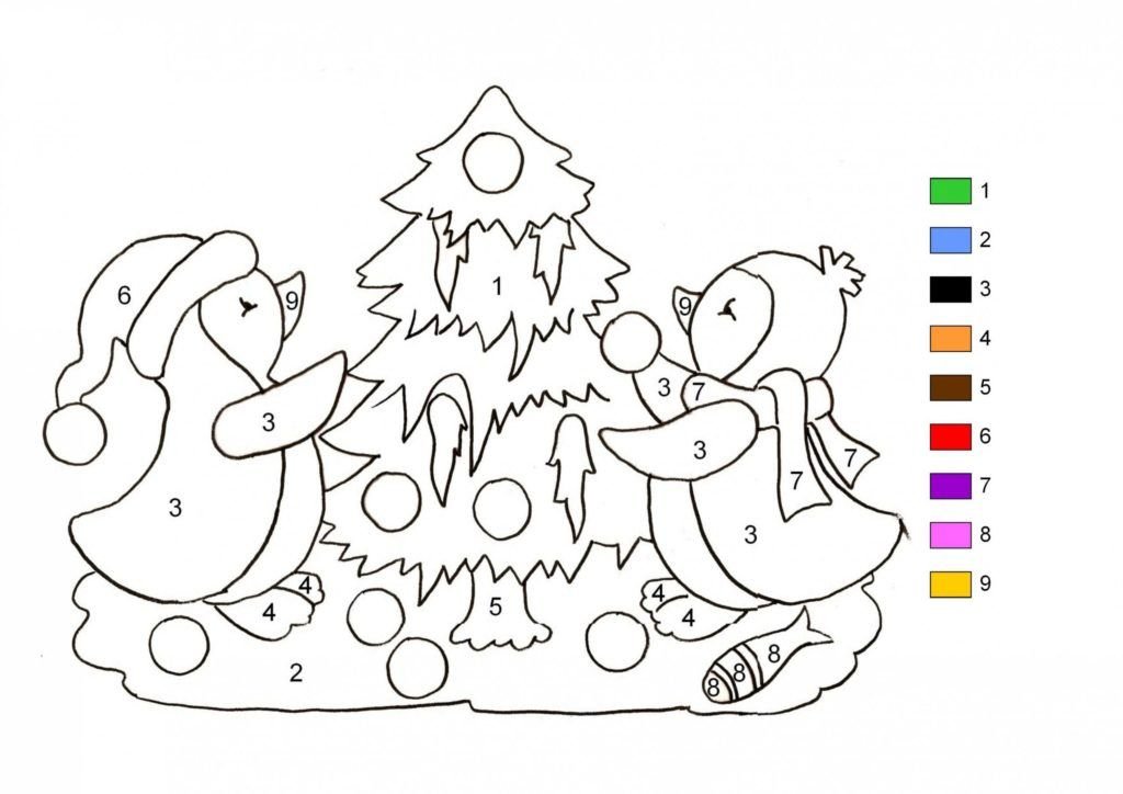 Pingüinos decoran el árbol de navidad
