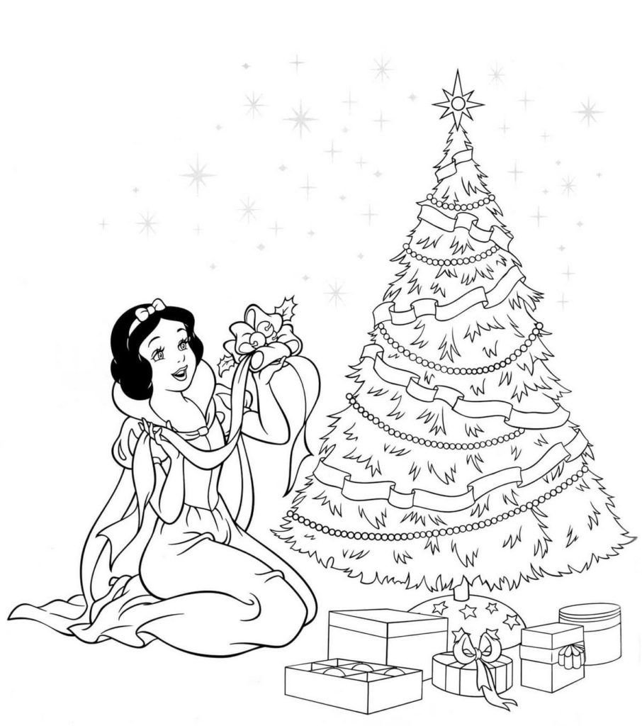 Blancanieves decora el árbol de Navidad