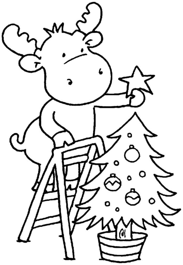 Pequeño ciervo decora el árbol de Navidad