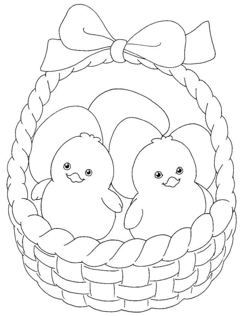 Pollitos y huevos de Pascua en una canasta