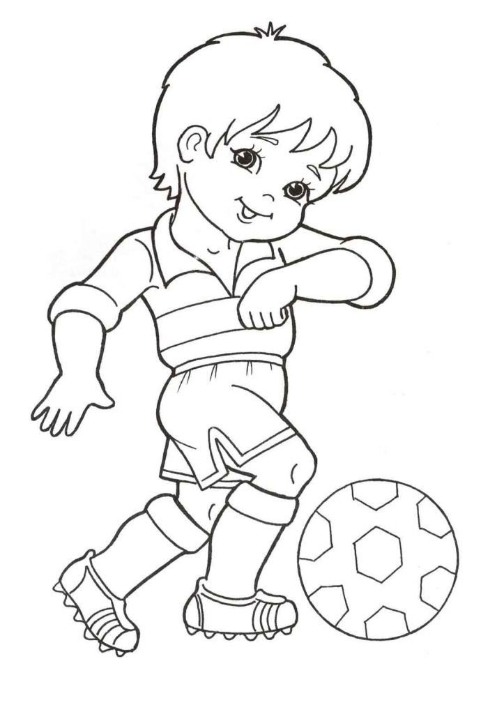 chico jugando futbol