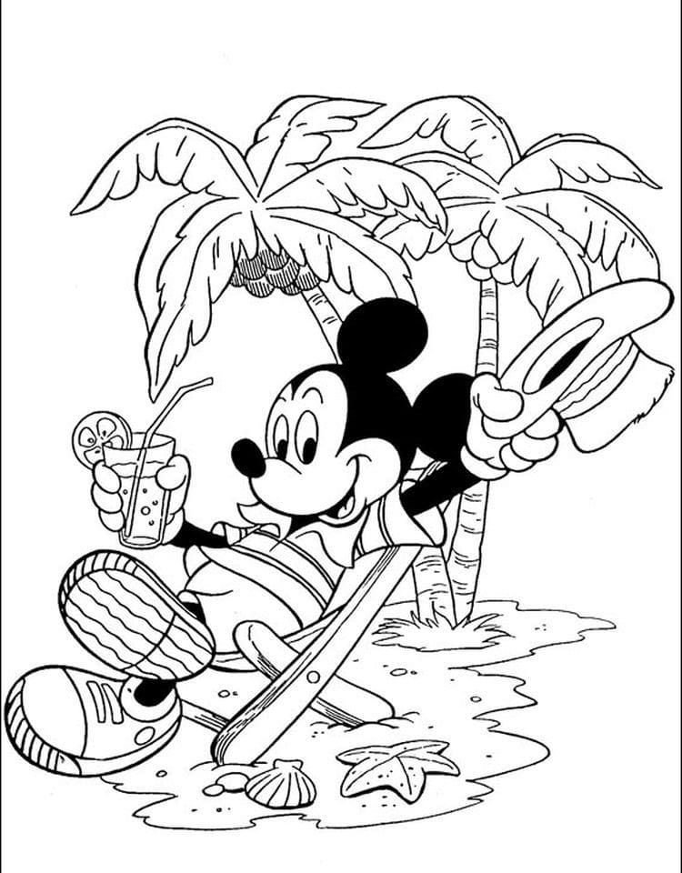 Mickey Mouse en la playa cerca de las palmeras.