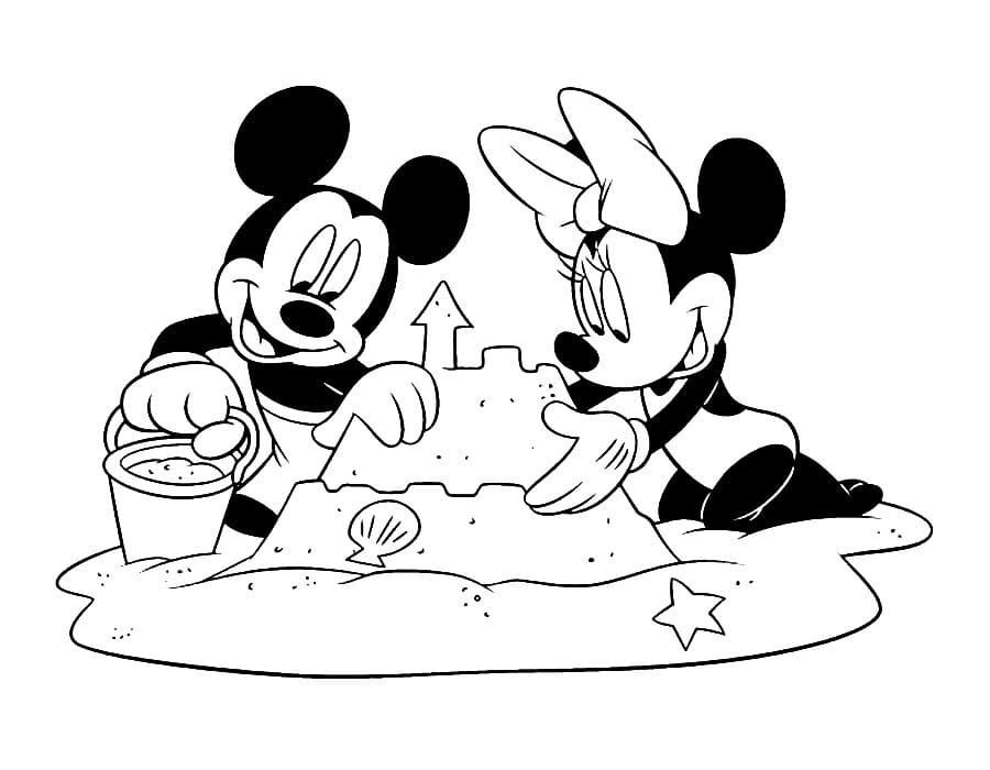 Mickey y Minnie están construyendo un castillo de arena