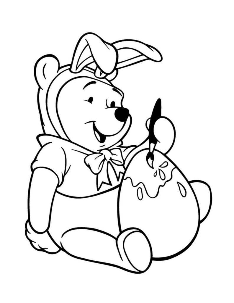 Winnie the Pooh pinta un huevo para Pascua