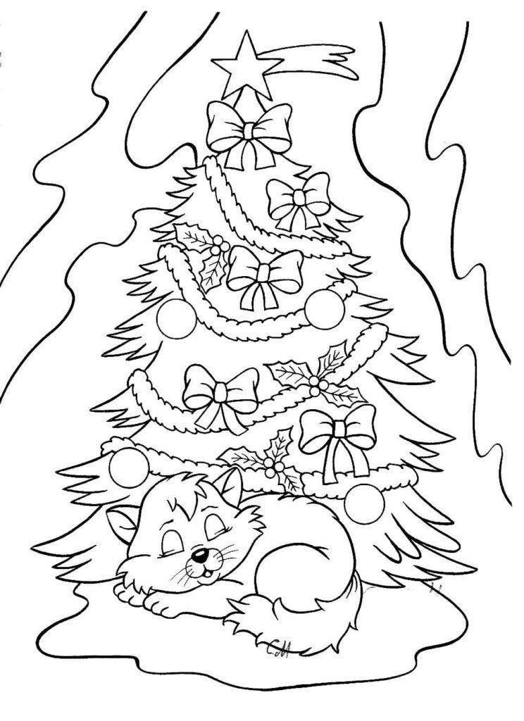 Gato durmiendo bajo el árbol de navidad