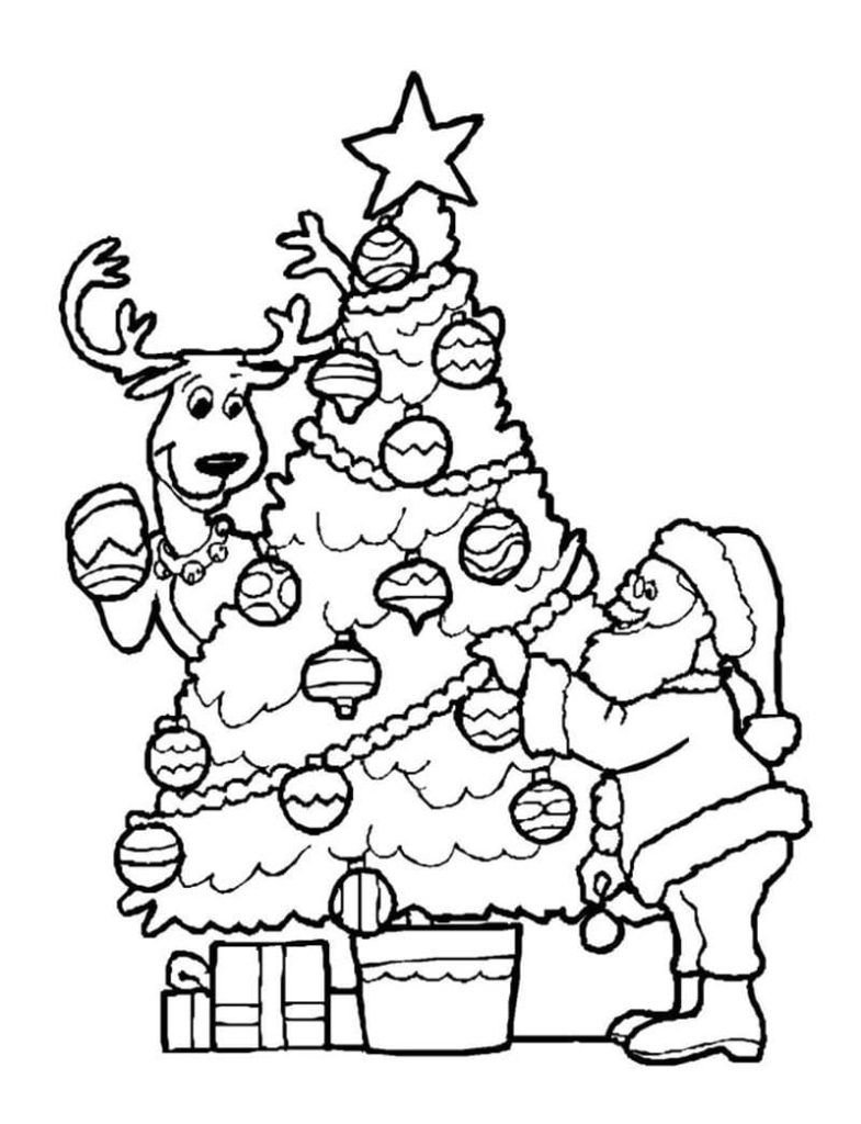Papá Noel y ciervos cerca del árbol de Navidad.