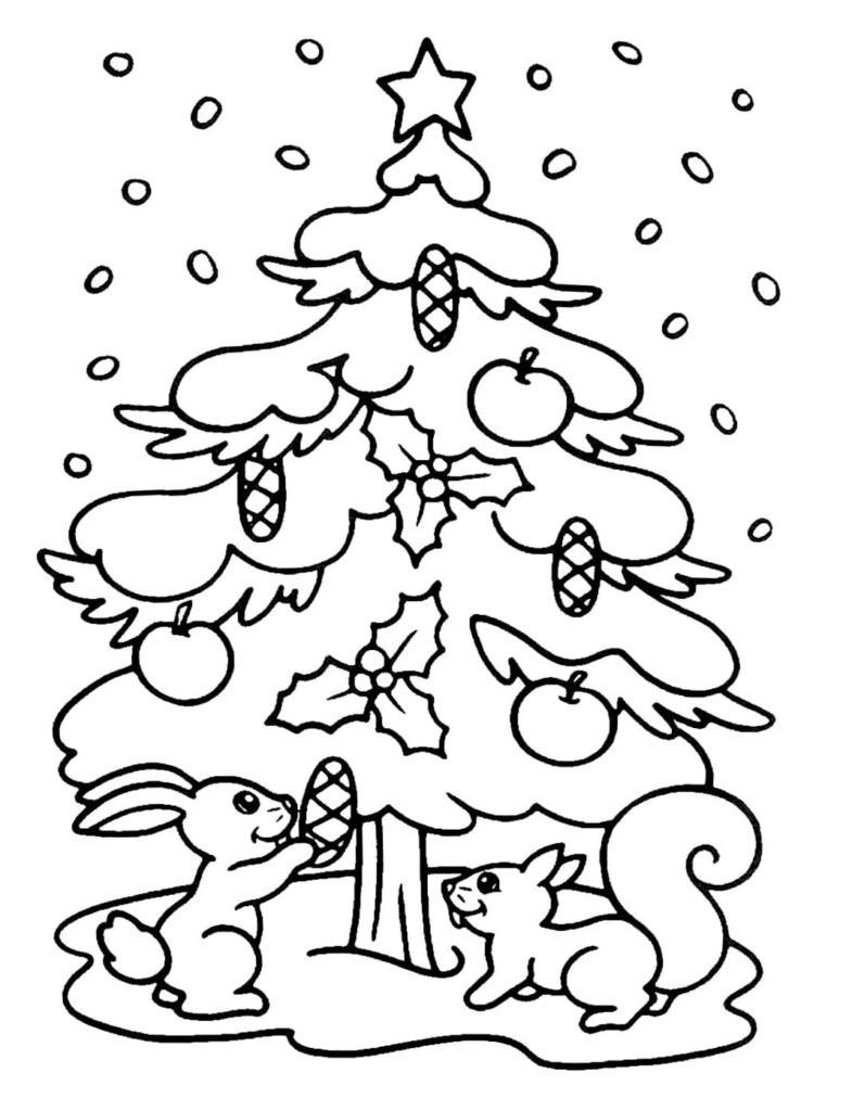 Los animales decoran el árbol de Navidad en el bosque.