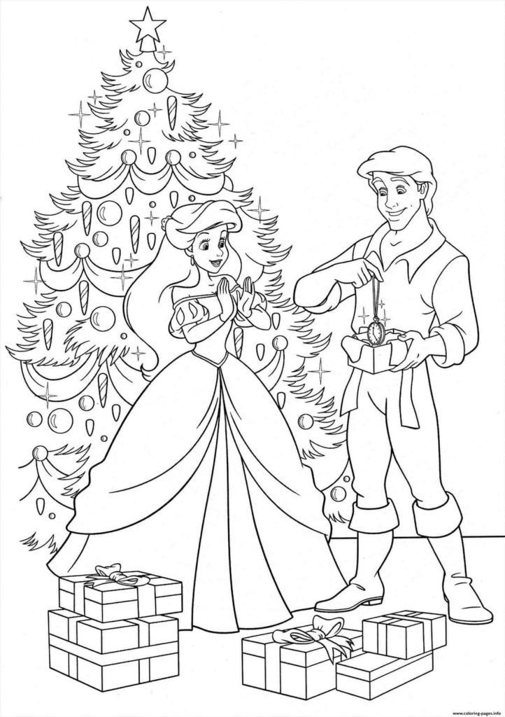 Ariel y Eric cerca del árbol de Navidad