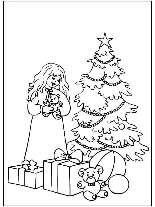 La niña encontró regalos debajo del árbol.