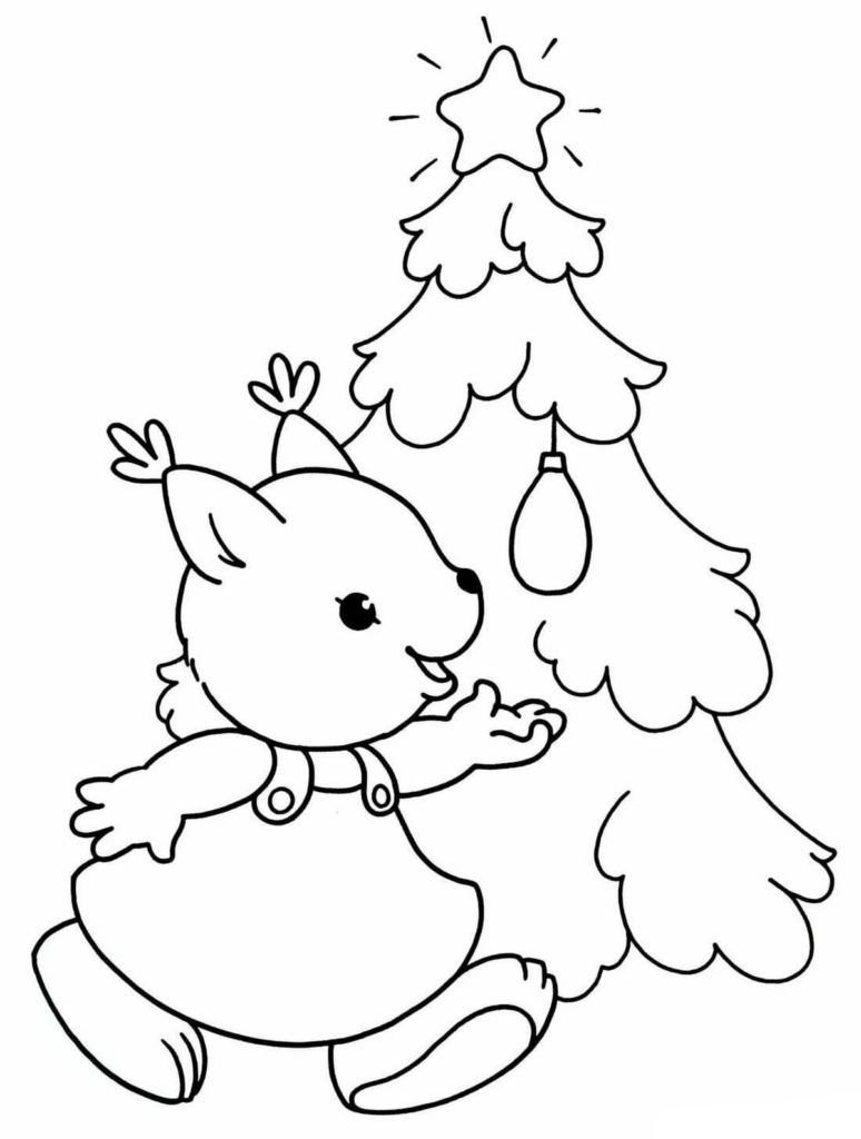 Ardilla cerca del árbol de Navidad
